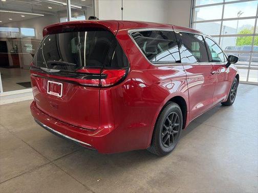 Red Hot Pearlcoat 2025 Chrysler Pacifica L