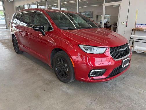 Red Hot Pearlcoat 2025 Chrysler Pacifica L
