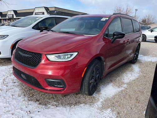 Red Hot Pearlcoat 2026 Chrysler Pacifica L