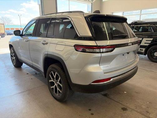 Silver Zynith 2025 Jeep Grand Cherokee Limited