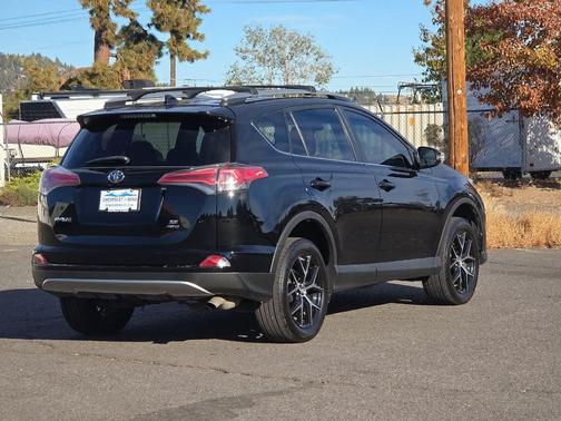 2017 Toyota RAV4 SE