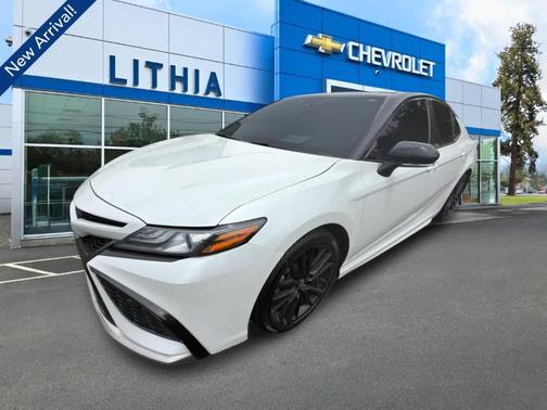 Wind Chill Pearl / Midnight Black Metallic 2024 Toyota Camry XSE