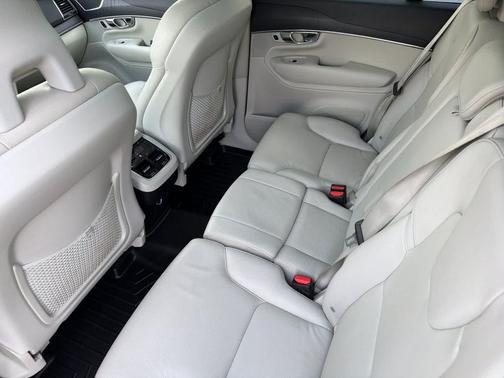 2020 Volvo XC90 T5 Momentum 7 Passenger