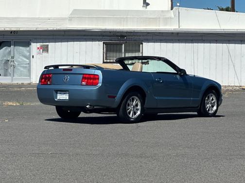 2006 Ford Mustang Deluxe