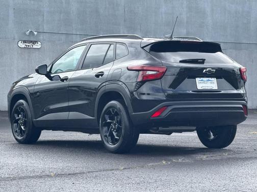 Mosaic Black Metallic 2026 Chevrolet Trax LT
