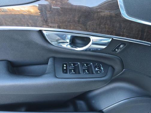 2016 Volvo XC90 T6 Momentum