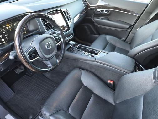 2016 Volvo XC90 T6 Momentum