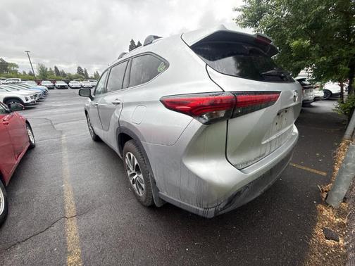 Celestial Silver Metallic 2021 Toyota Highlander XLE