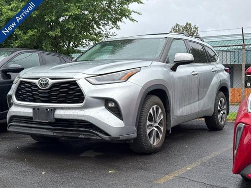 Celestial Silver Metallic 2021 Toyota Highlander XLE