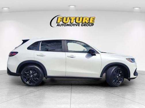 Platinum White Pearl 2024 Honda HR-V