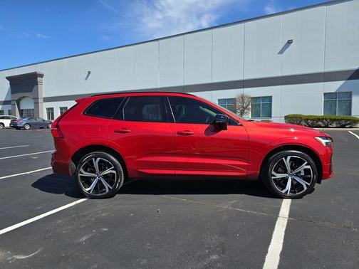 2025 Volvo XC60 Plug-In Hybrid Ultra, T8 AWD Electric/Gasoline, Dark