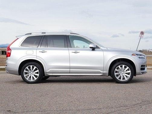 2016 Volvo XC90 T6 Momentum