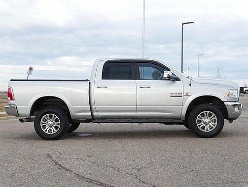 2017 RAM 2500 Laramie Crew Cab 4x4 6'4' Box