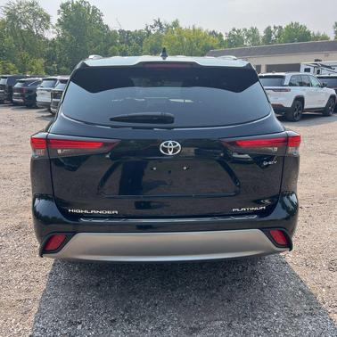 Midnight Black Metallic 2025 Toyota Highlander Hybrid Platinum