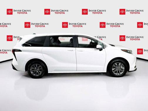 2025 Toyota Sienna LE
