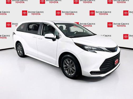 2025 Toyota Sienna LE