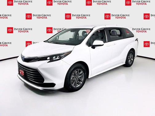 2025 Toyota Sienna LE