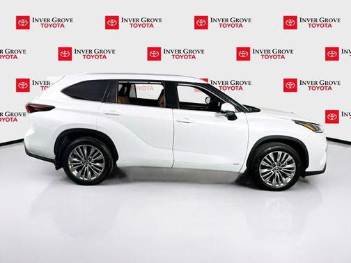 White 2025 Toyota Highlander Hybrid Platinum