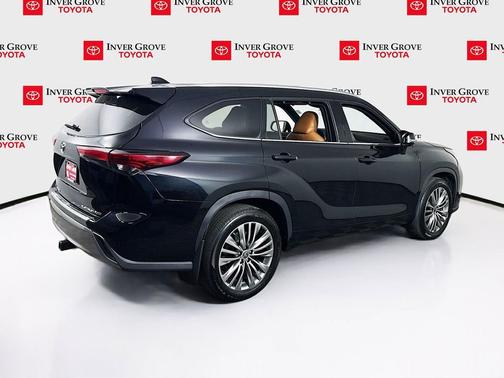 Midnight Black Metallic 2022 Toyota Highlander Platinum