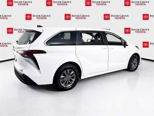 2022 Toyota Sienna LE