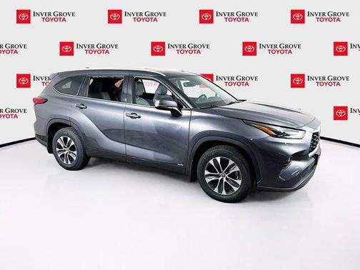 Magnetic Gray Metallic 2022 Toyota Highlander Hybrid XLE