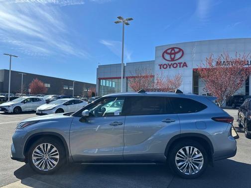 Moon Dust 2024 Toyota Highlander Platinum