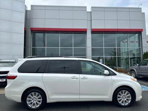 2017 Toyota Sienna XLE