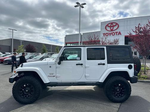 Bright White Clearcoat 2018 Jeep Wrangler JK Unlimited Sahara