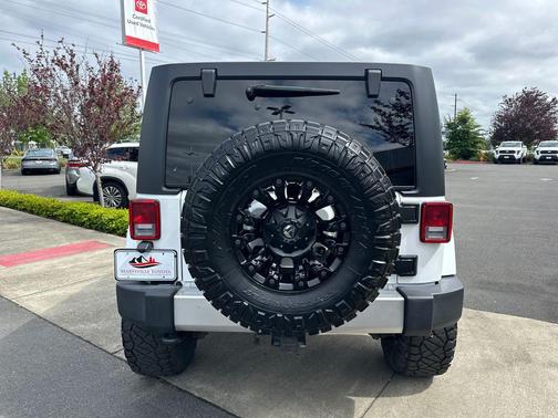 Bright White Clearcoat 2018 Jeep Wrangler JK Unlimited Sahara