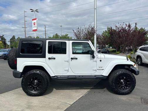 Bright White Clearcoat 2018 Jeep Wrangler JK Unlimited Sahara