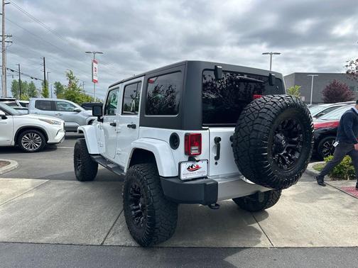 Bright White Clearcoat 2018 Jeep Wrangler JK Unlimited Sahara
