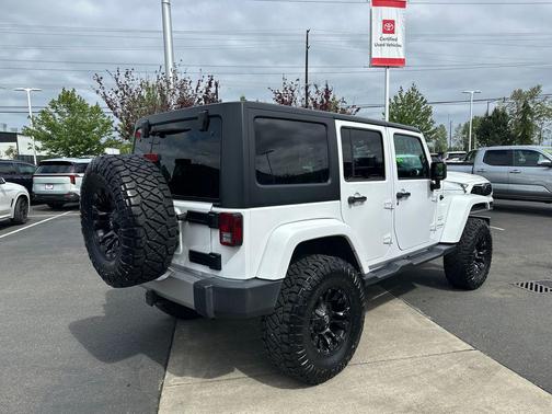 Bright White Clearcoat 2018 Jeep Wrangler JK Unlimited Sahara