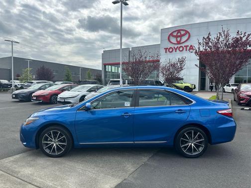 Blue Streak Metallic 2017 Toyota Camry XSE