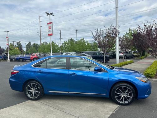 Blue Streak Metallic 2017 Toyota Camry XSE