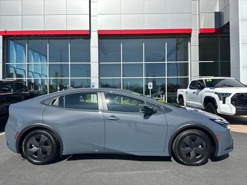 2025 Toyota Prius LE