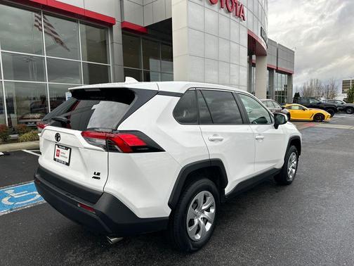 2022 Toyota RAV4 LE