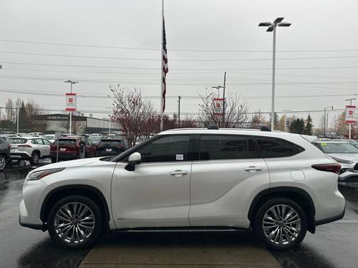 2024 Toyota Highlander Hybrid Platinum