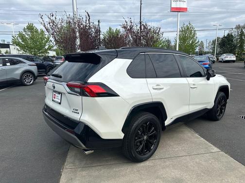 Blizzard Pearl/Midnight Black Metallic 2022 Toyota RAV4 Hybrid SE
