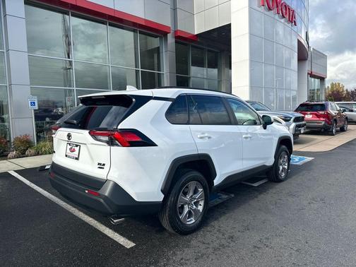 2025 Toyota RAV4 XLE