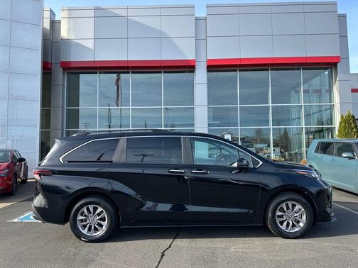 2025 Toyota Sienna XLE