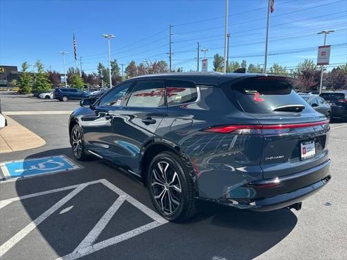 2025 Toyota Crown Signia XLE