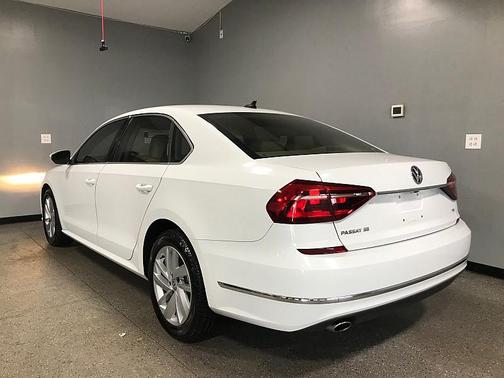 Pure White 2018 Volkswagen Passat 2.0T SE