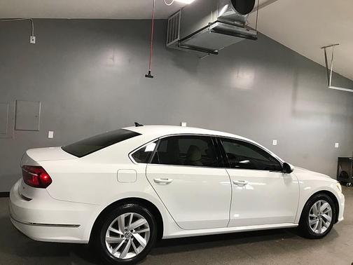 Pure White 2018 Volkswagen Passat 2.0T SE