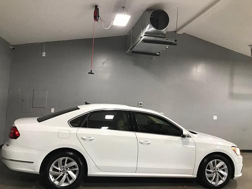Pure White 2018 Volkswagen Passat 2.0T SE