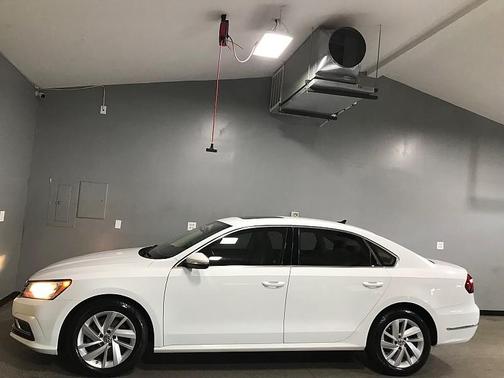 Pure White 2018 Volkswagen Passat 2.0T SE