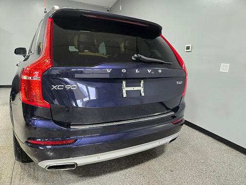 2016 Volvo XC90 T6 Momentum