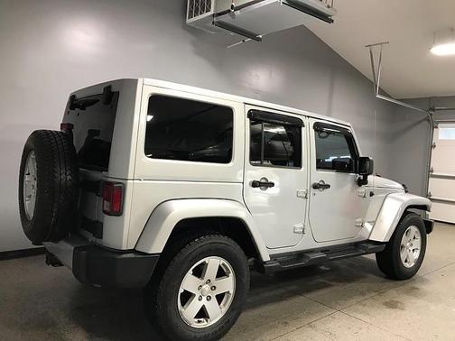 Photo 3 of 32 of 2011 Jeep Wrangler Unlimited Sahara