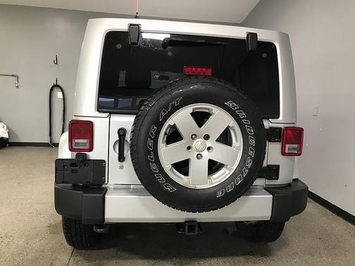 Photo 4 of 32 of 2011 Jeep Wrangler Unlimited Sahara