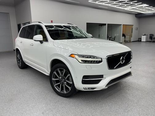 2016 Volvo XC90 T6 Momentum