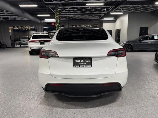 2022 Tesla Model Y Long Range Dual Motor All-Wheel Drive